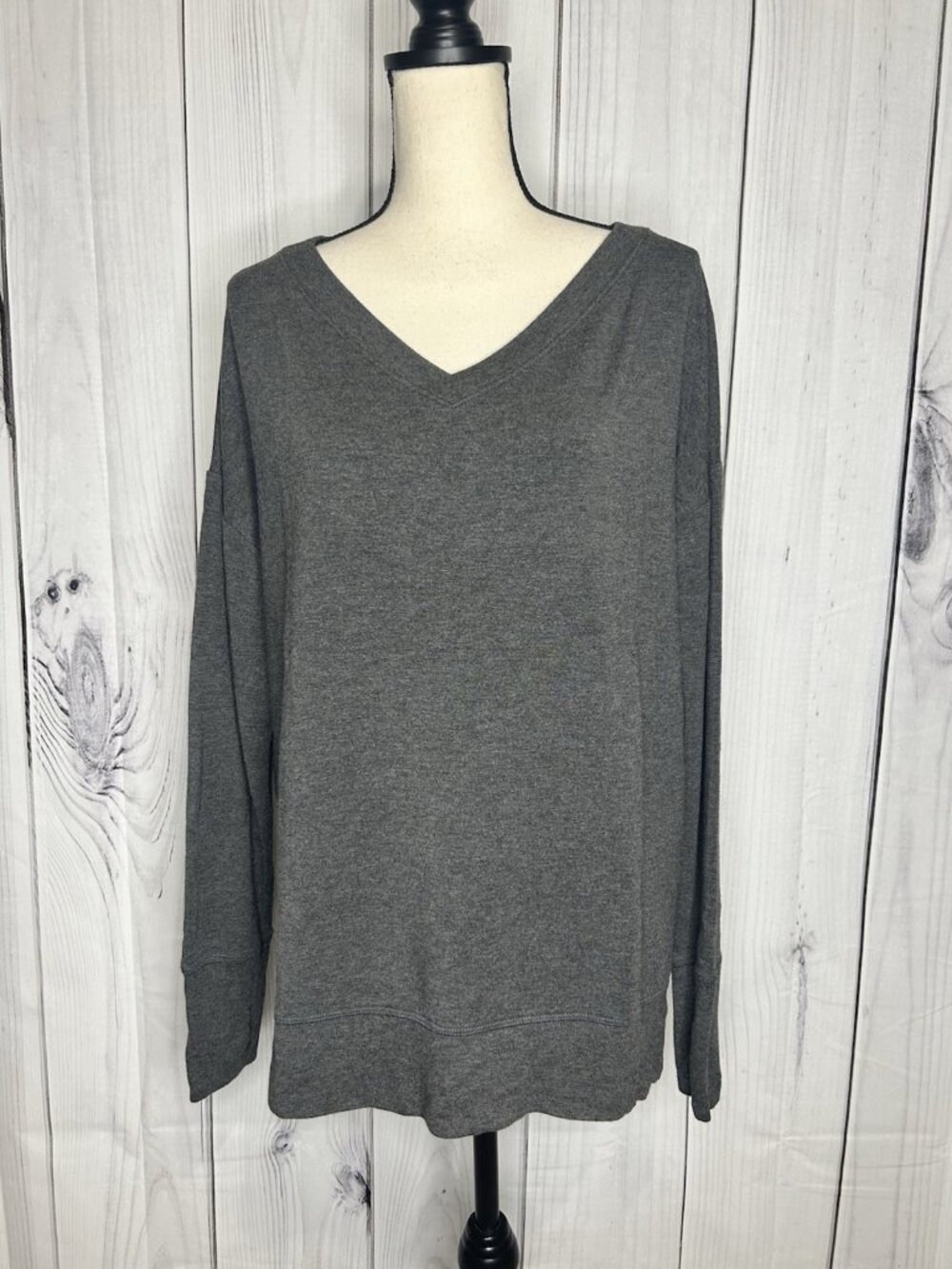 Athleta Coaster Luxe Sweatshirt Gray V-Neck Pullover Sz L High Low Hem Thumbhole